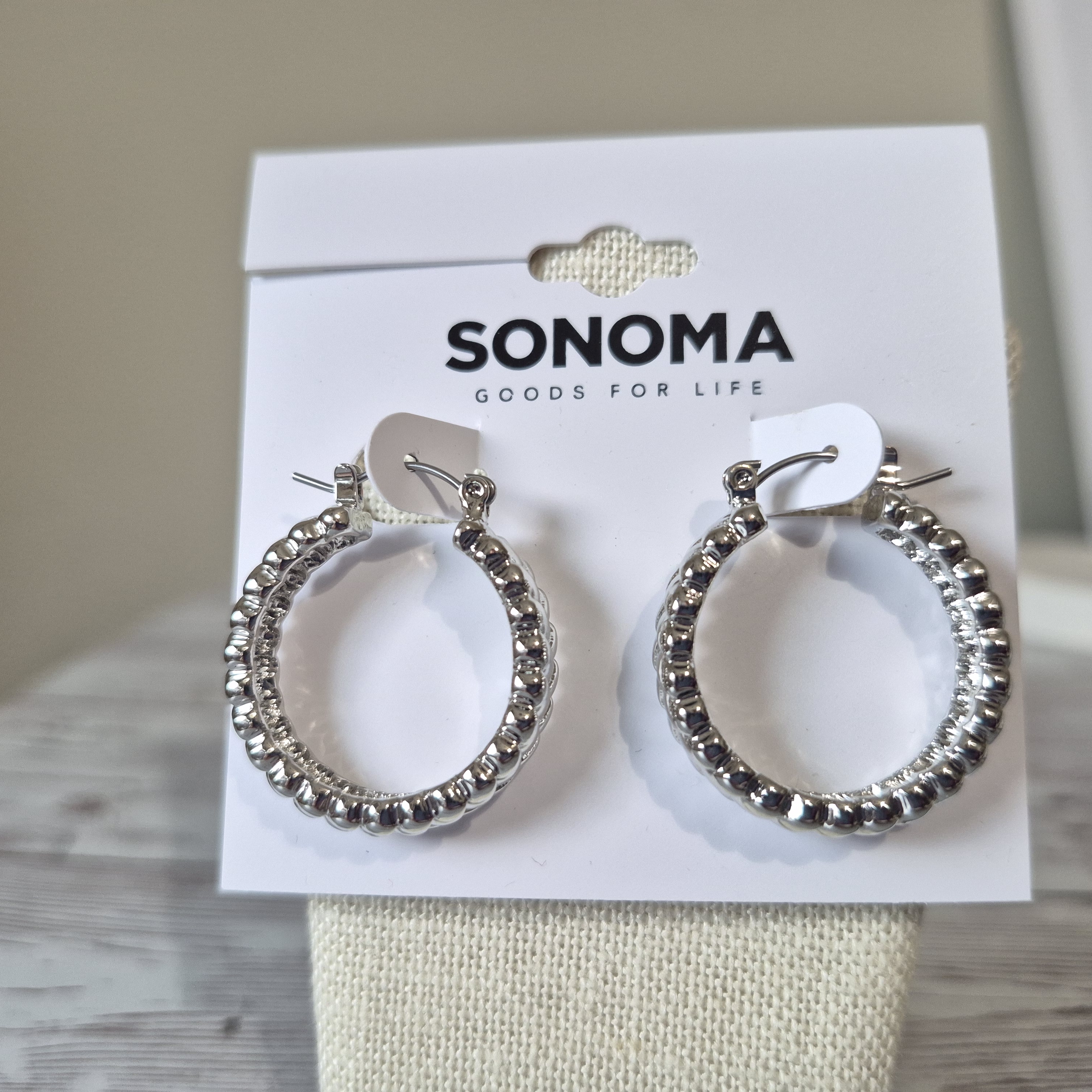 Nwt Glimmering Textured Hoop Earrings 10$